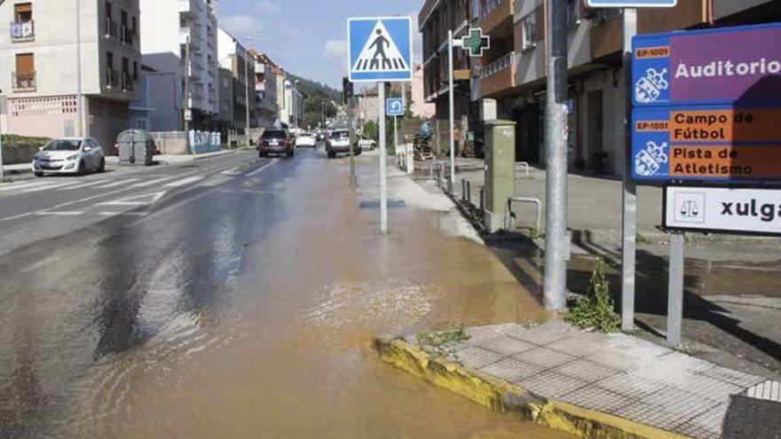 La rotura provocó una inundación en la Avenida de la Coruña. // Santos Álvarez