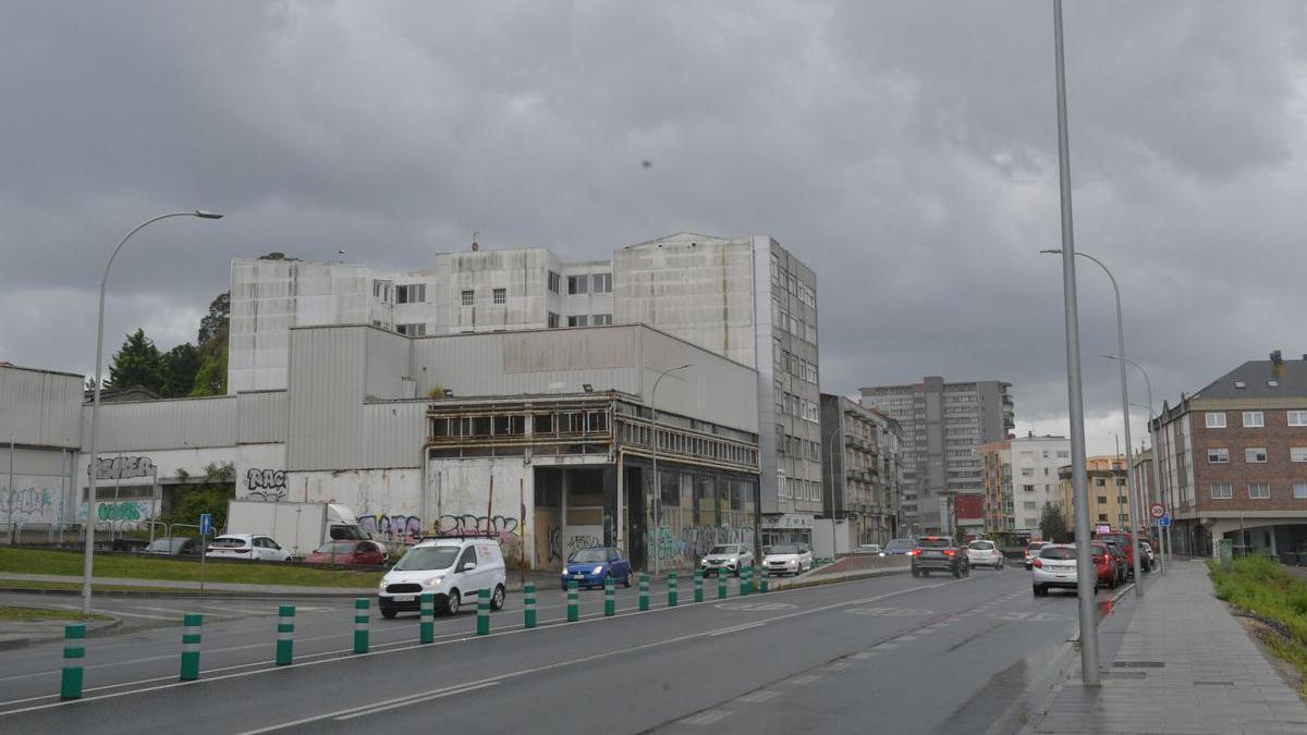 Instalaciones del antiguo concesionario de Opel en la N-6 a su paso por Perillo (Oleiros).