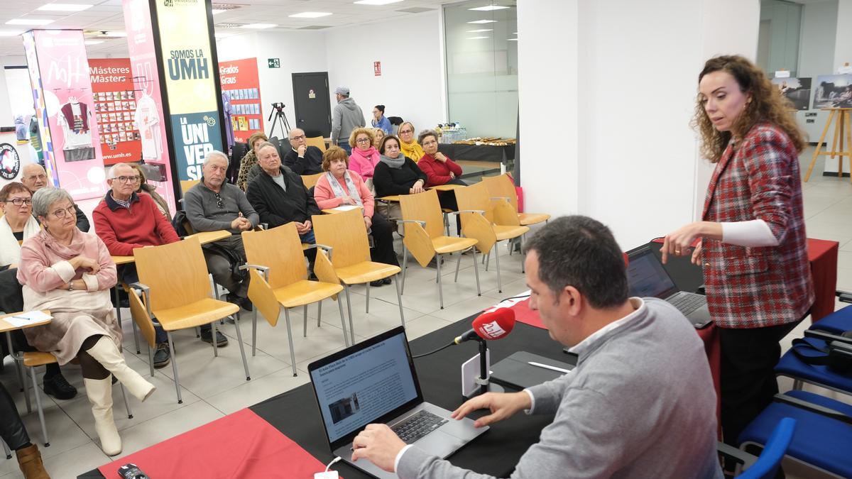 El profesorado de la UMH es el encargado de enseñar competencias digitales a las personas mayores apuntadas al curso gratuito.