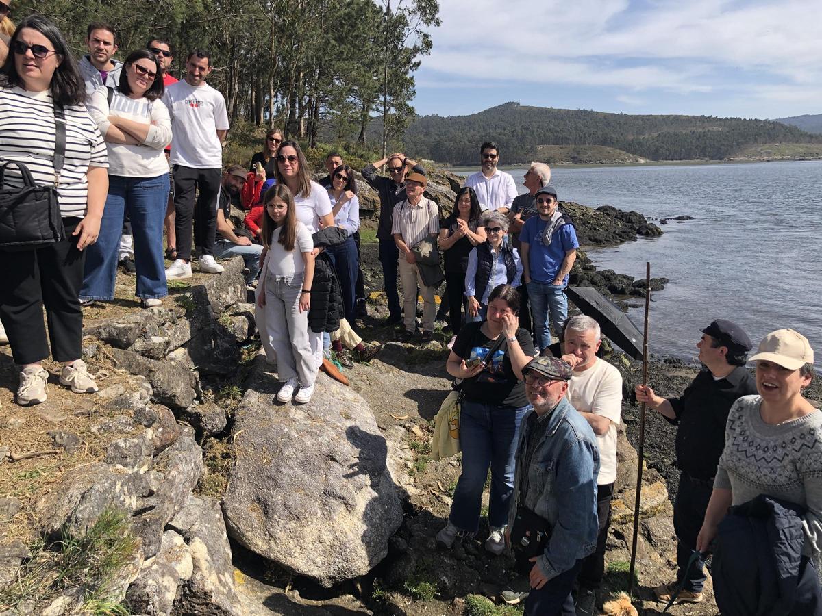 Asistentes al acto celebrado este jueves en el galpón donde José María encontró el casco de oro en 1976.