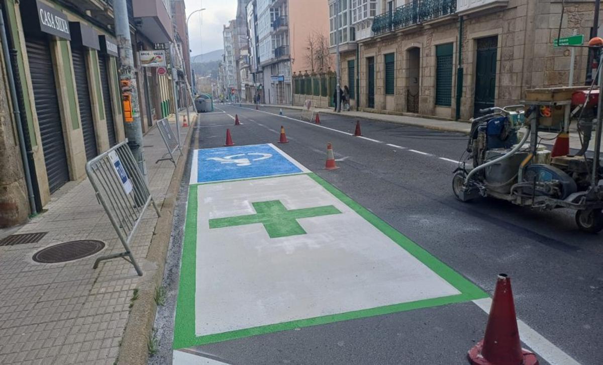 Una de las plazas pintadas, en la Pérez Viondi.  |
