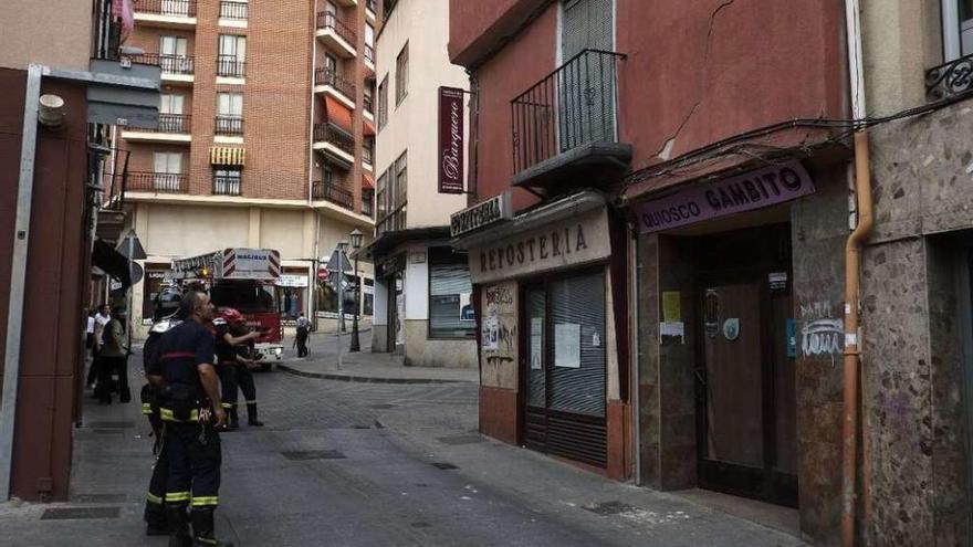 Los bomberos intervienen por la caída de unos cascotes