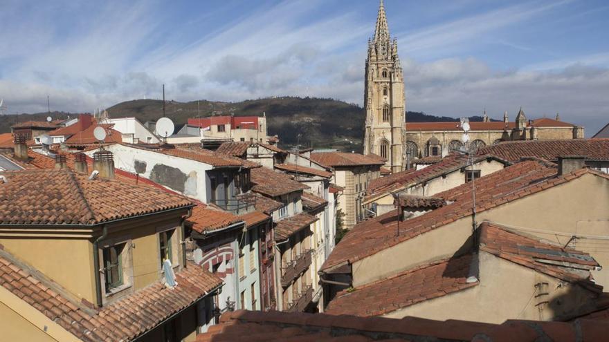 Tejados en la zona antigua de Oviedo, con la Catedral al fondo. | Luisma Murias