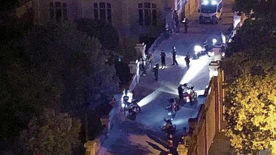 Botellón en el puente del Parc de ses Estacions de Palma