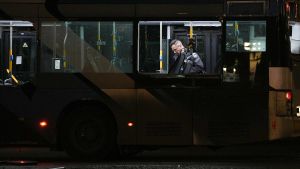 Inspección policial de un autobús en Tel Aviv, tras una explosión.