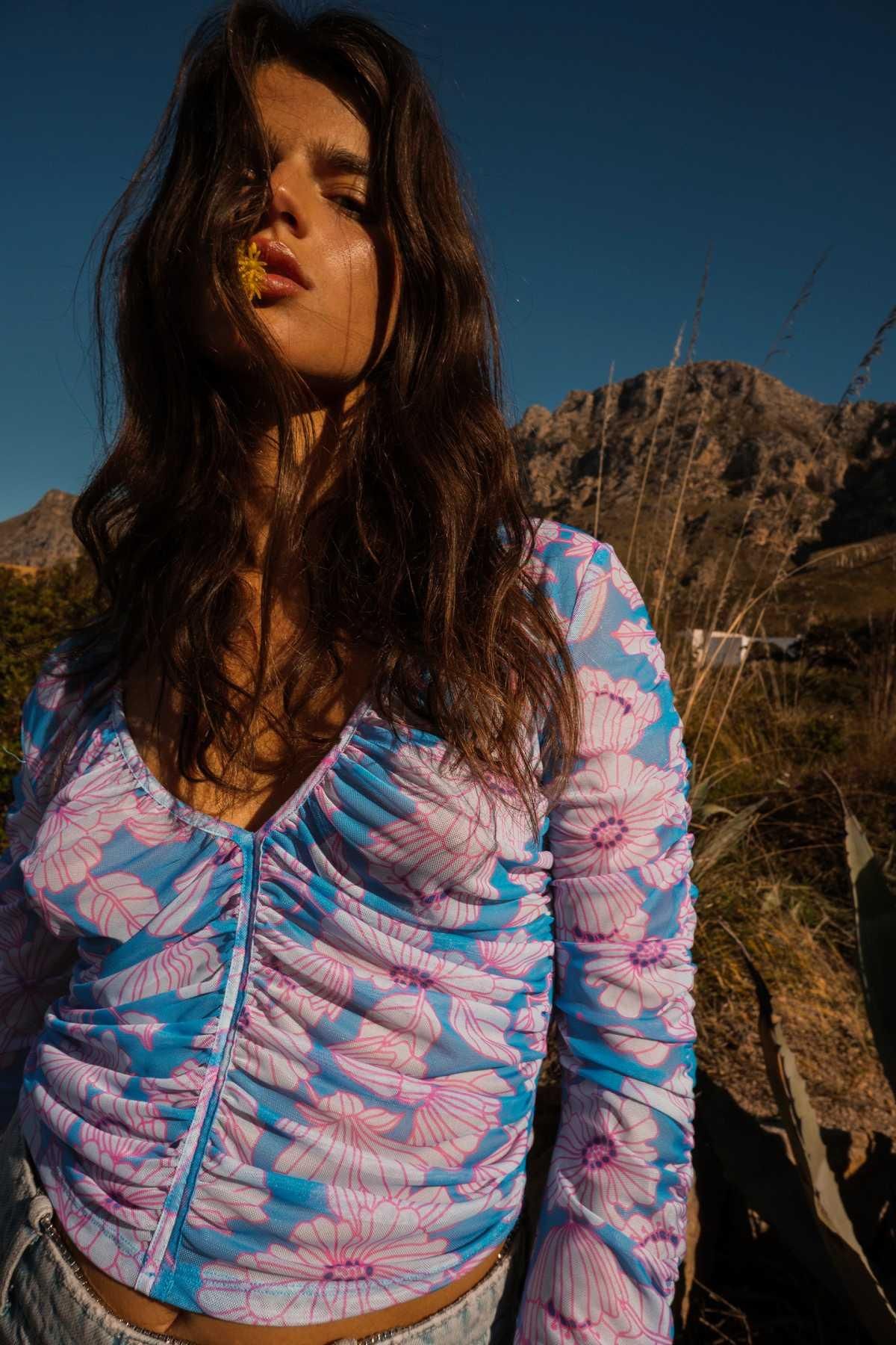 Top con detalles drapeados