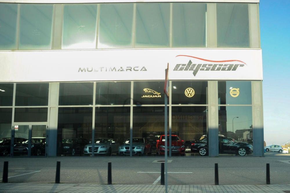 Los coches aparecieron en un concesionario de Vilagarcía // Iñaki Abella