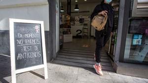 La reserva estratègica de Sanitat queda curta i no alleuja el desproveïment de tests