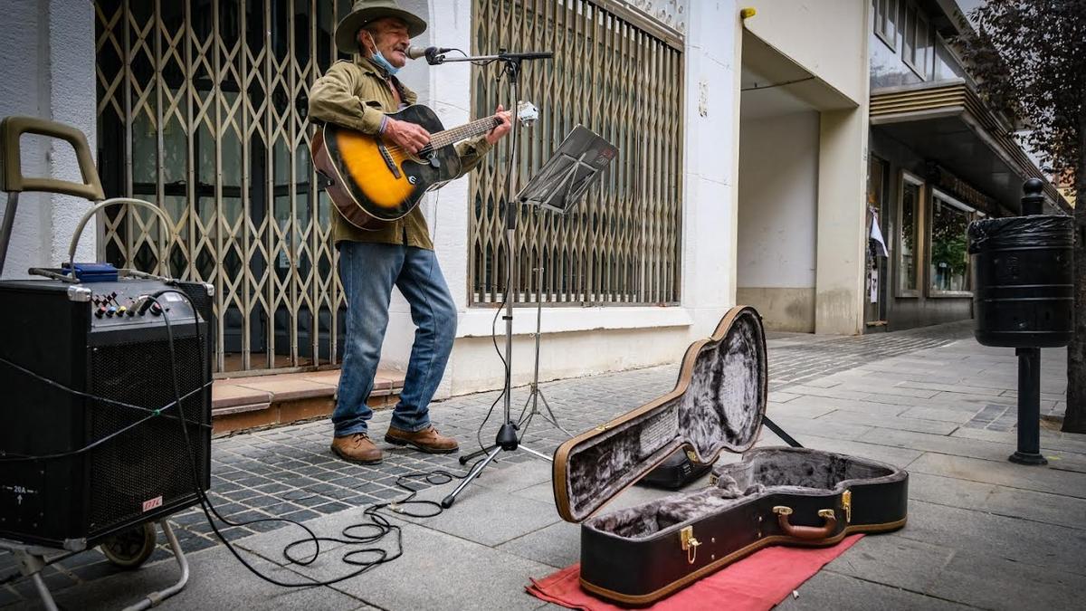 Un músico toca en la calle Francisco Pizarro.