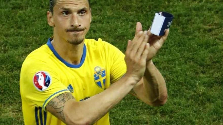 Ibrahimovic se despide de los aficionados suecos. // Eddie Keogh