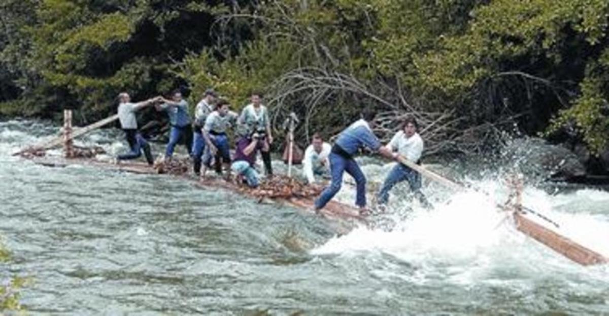 Descens de raiers pel Noguera Pallaresa en una edició anterior de les festes de la Pobla de Segur.