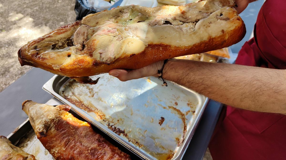 El cochinillo relleno de mero preparado por Andreu Genestra.