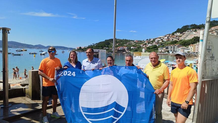 La bandera azul ya ondea en la playa de Xiorto, en Raxó, después de siete años