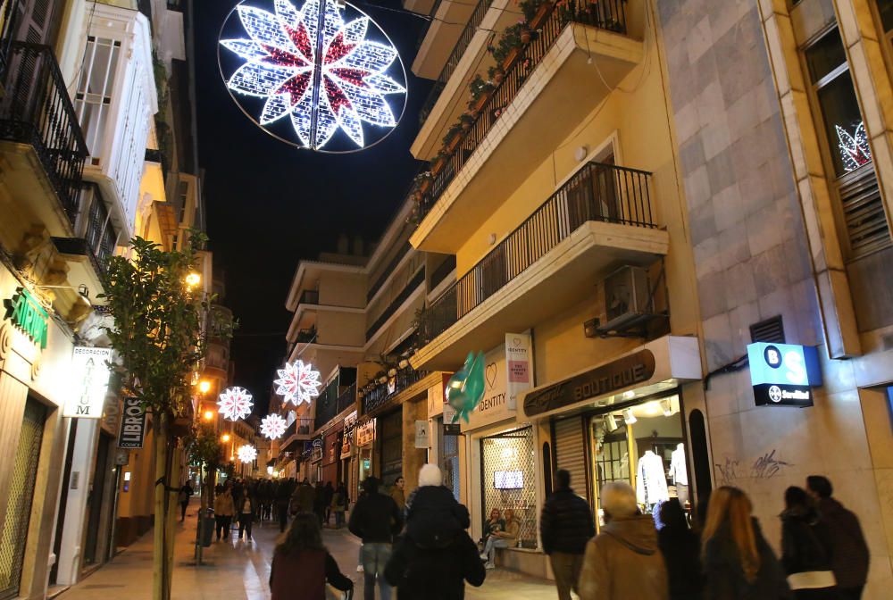 Un espectáculo de luz y sonido, actuaciones infantiles y un concierto de Siempre Así han dado la bienvenida a las fiestas en el Centro de Málaga