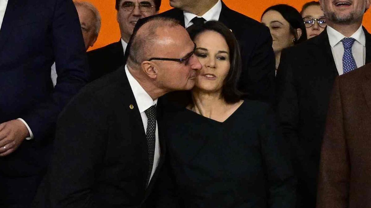 Un ministro croata trata de besar a lo Rubiales a su homóloga alemana