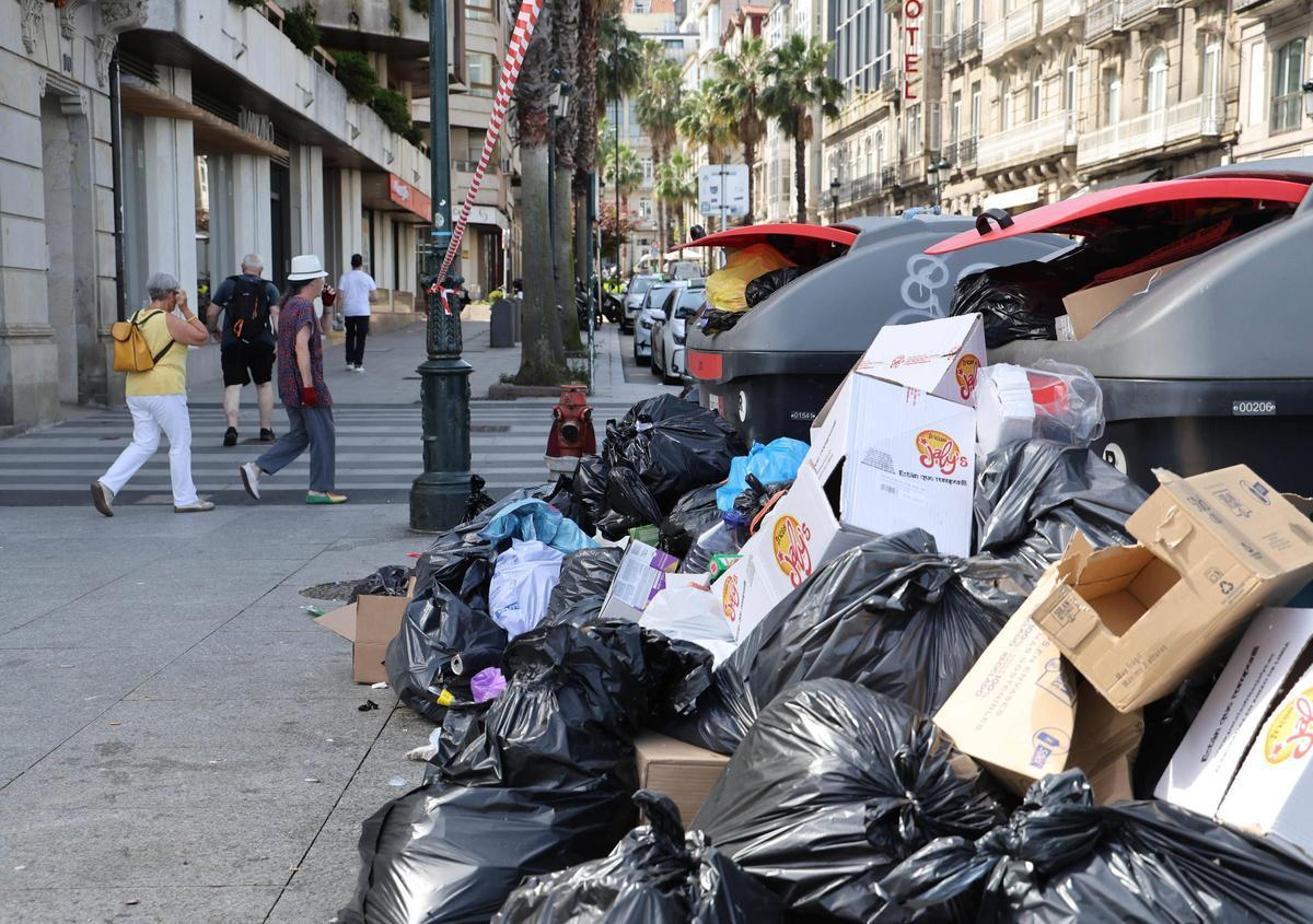 Las bolsas y desperdicios se acumulan en Vigo por la huelga de basura
