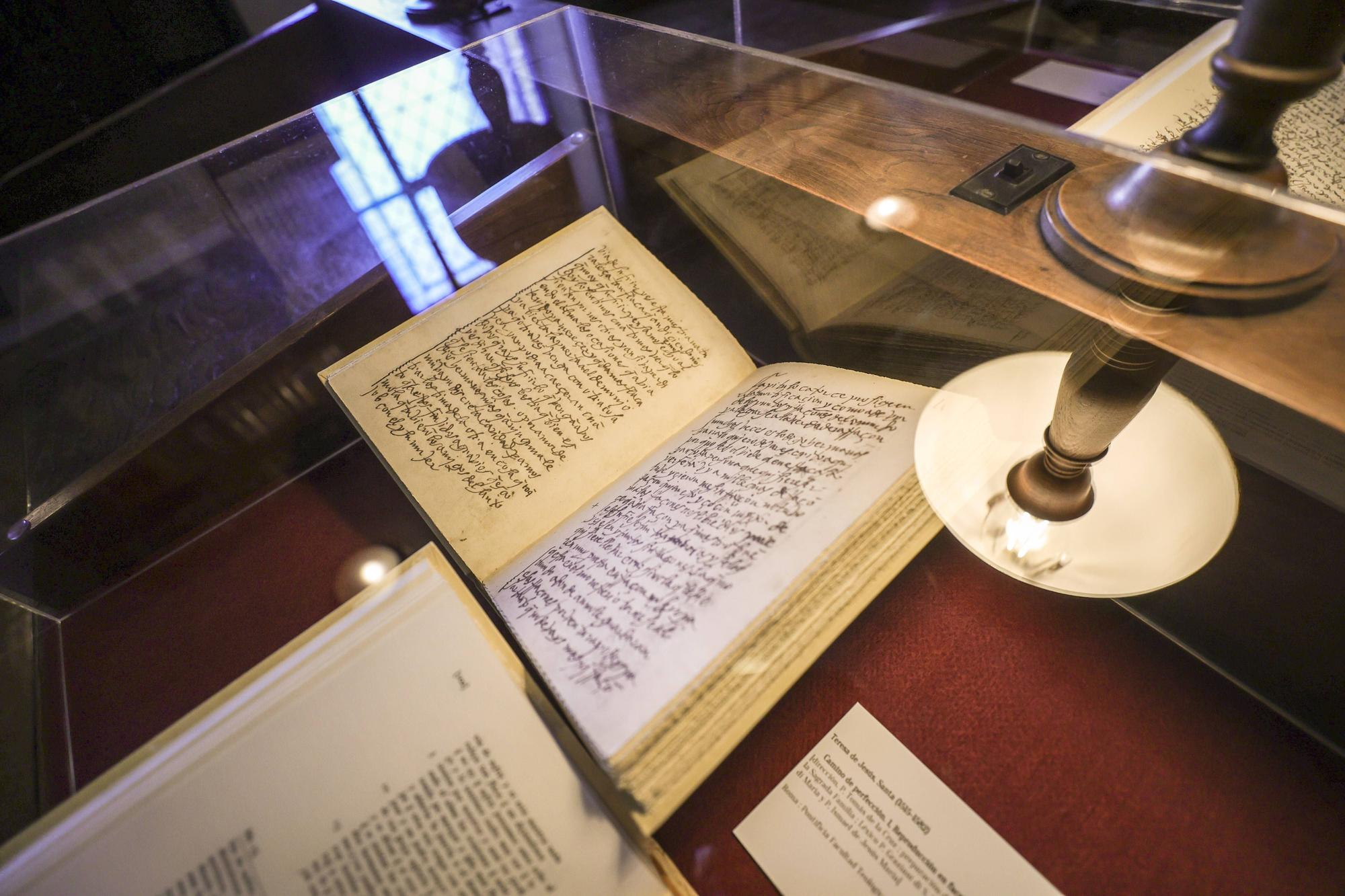 La muestra consta de 17 textos del fondo de su biblioteca relacionadas con otras tantas piezas del Museo de la Iglesia