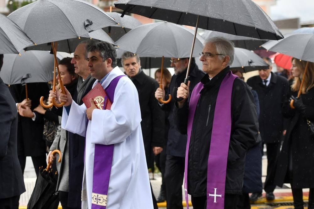 Grandes nombres de la política arropan a Rajoy en el entierro de su hermana en Pontevedra