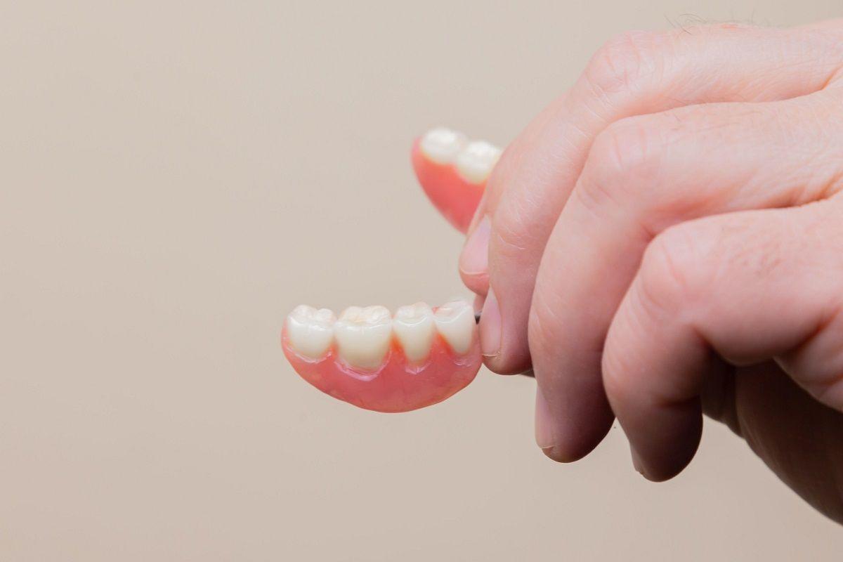 Perder dientes provoca problemas al masticar, cambios en las estructuras faciales o problemas de mordida.