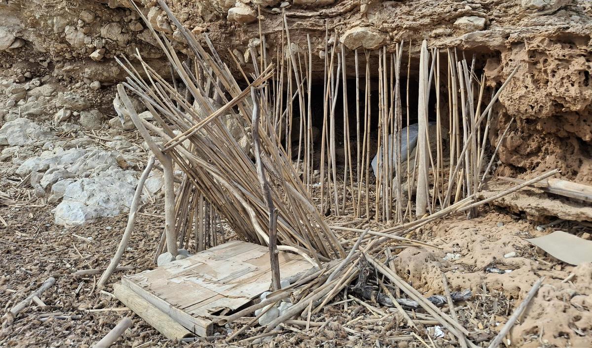 La arquitectura efímera de las cañas en la Cala Blanca de Xàbia