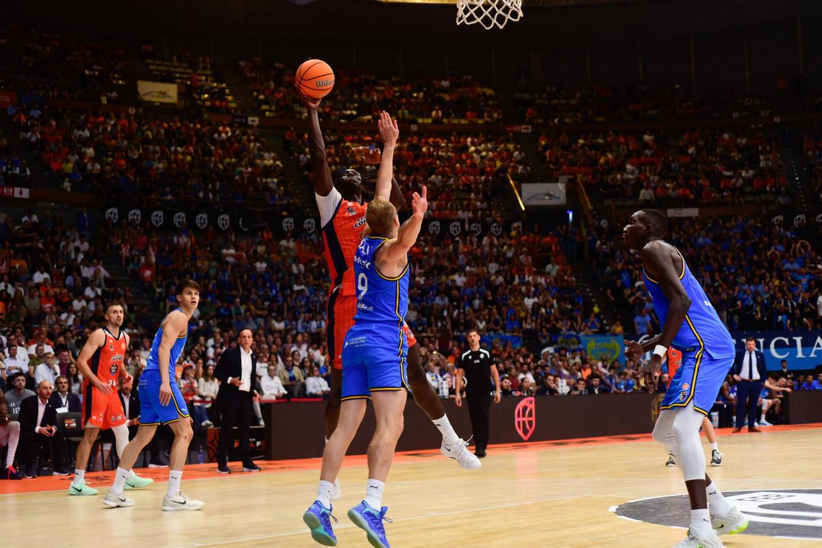 El Leyma Coruña vivió una auténtica fiesta en una remontada épica que le devuelve a ACB