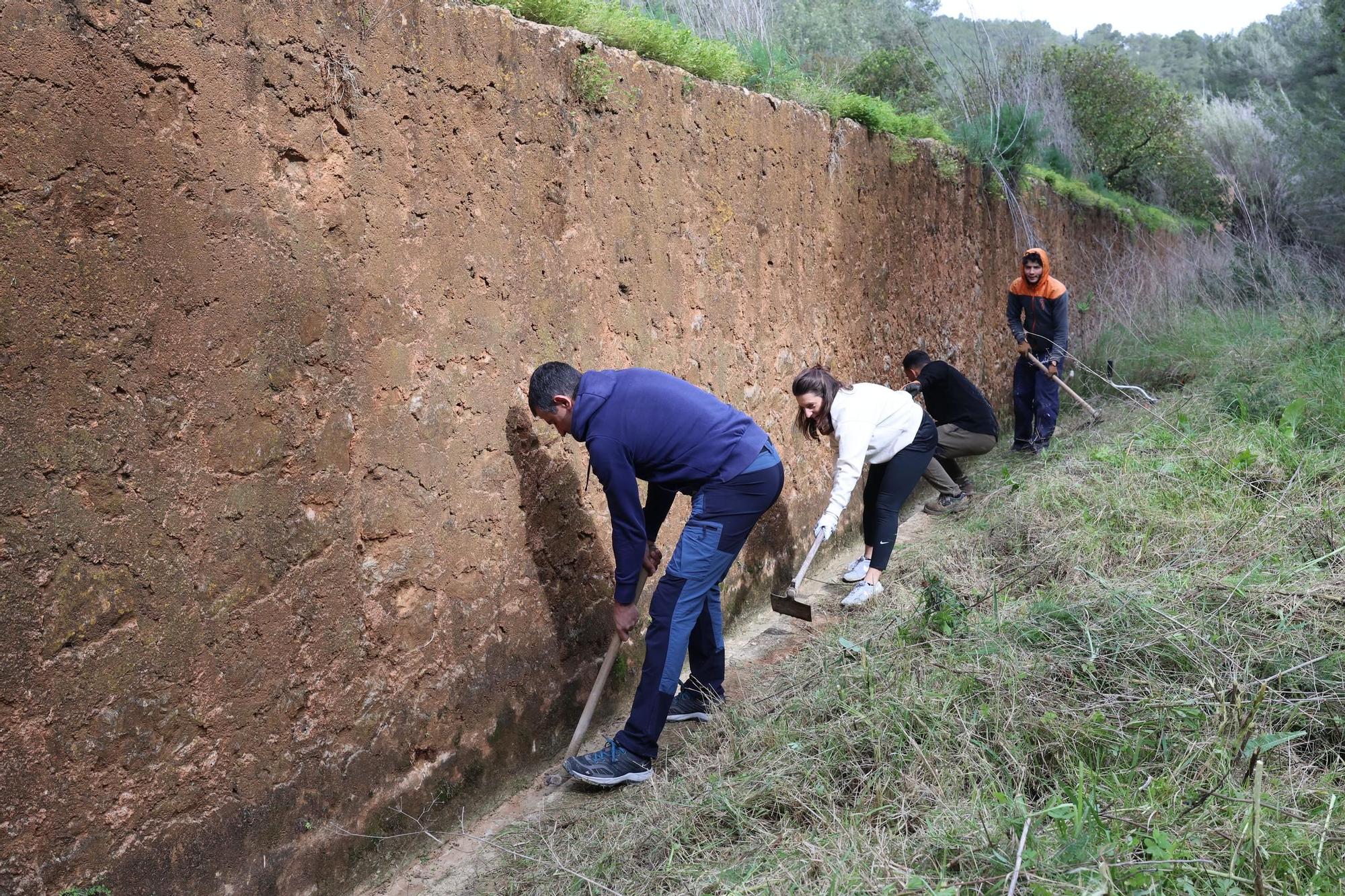 Jornada de limpieza de los vecinos de es Broll en el sistema de regadío