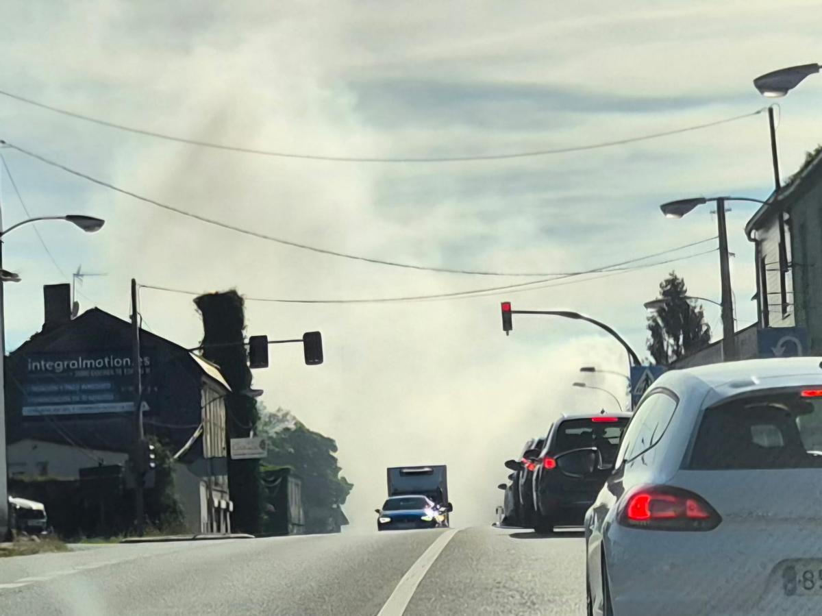 Alarma en O Carballo, en Oleiros, por la humareda tras la avería de una furgoneta de reparto.