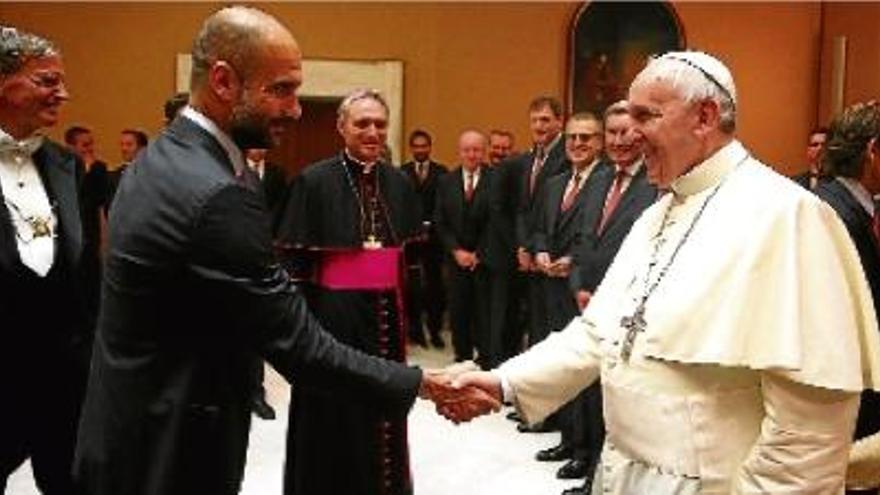 L&#039;entrenador bagenc del Bayern de Munic, Pep Guardiola, saluda el papa Francesc al Vaticà
