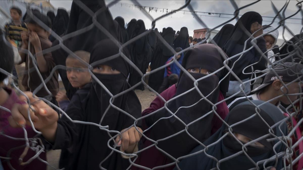 Madres y niños en un campo de prisioneros del Estado Islámico en el norte de Siria.