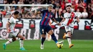 Araujo, en una acción del partido ante el Rayo Vallecano