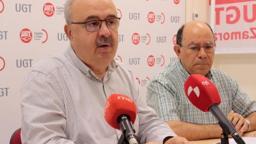 El secretario general de UGT de Zamora, Ángel del Carmen, junto al secretario general de la Unión de Jubilados y Pensionistas de UGT, Servando García.