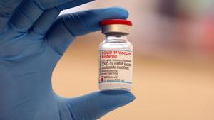 Archivo - FILED - 21 November 2021, Thuringia, Gera: A medical worker holds a vial of the Moderna vaccine.