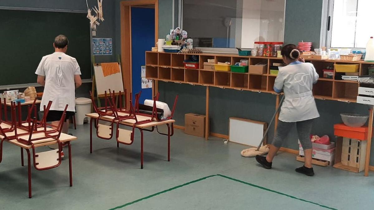 Una empleadas durante las tareas de limpieza en uno de los colegios públicos de Vila-real.