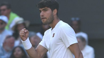 Wimbledon (United Kingdom), 08/07/2025.- Carlos Alcaraz of Spain gestures after winning the second set of his Mens quarterfinal match against Cameron Norrie of Britain at the Wimbledon Championships, Wimbledon, Britain, 08 July 2025. (Tenis, España, Reino Unido) EFE/EPA/NEIL HALL EDITORIAL USE ONLY. EDITORIAL USE ONLY
