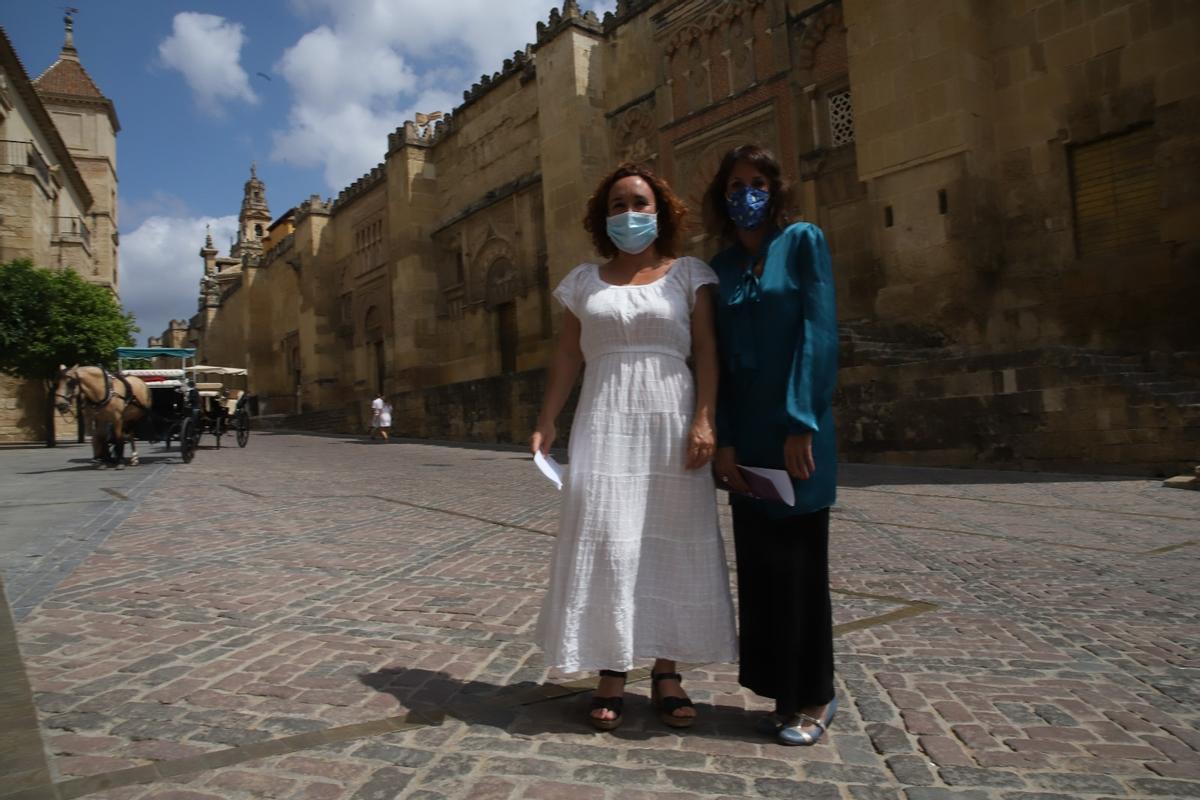 Ana Naranjo y Martina Velarde frente a la Mezquita-Catedral.