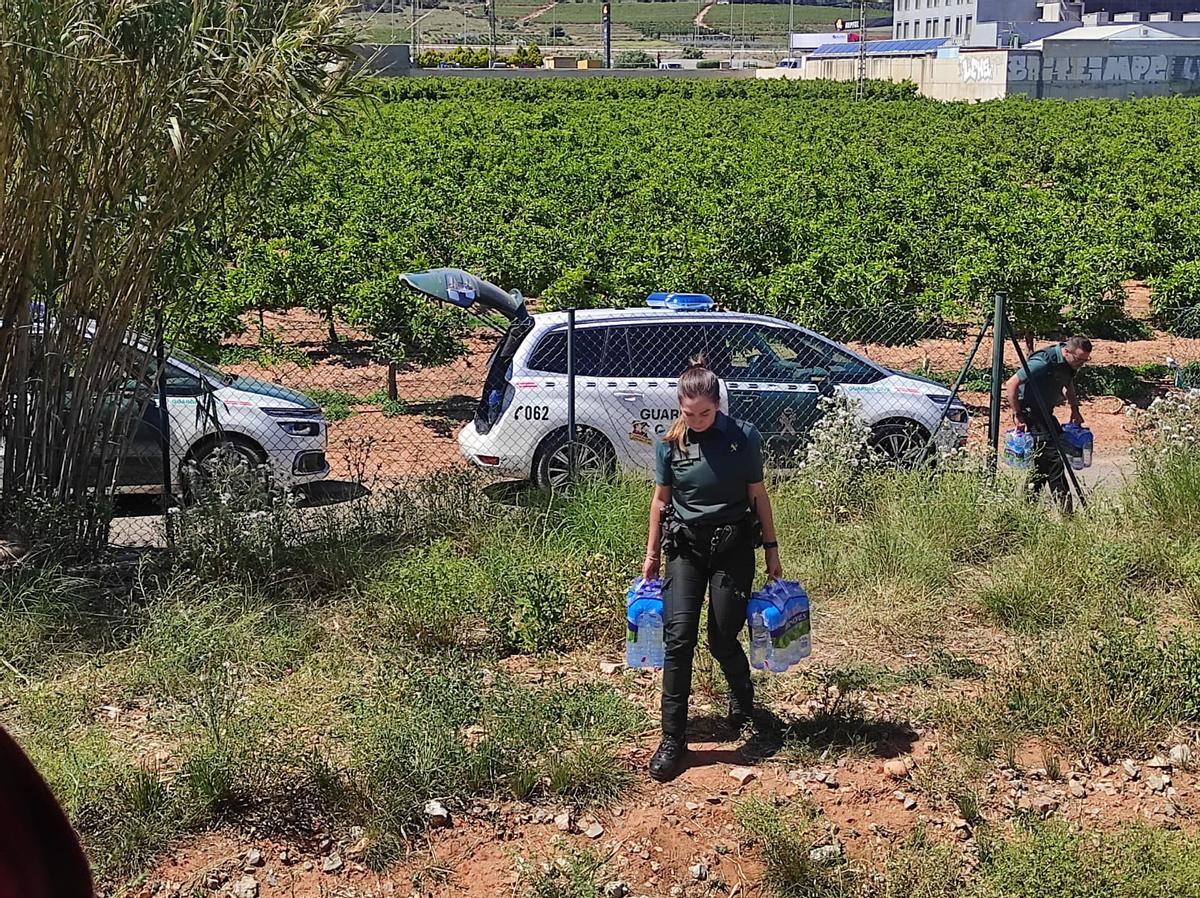 Agentes llevando agua a los pasajeros.