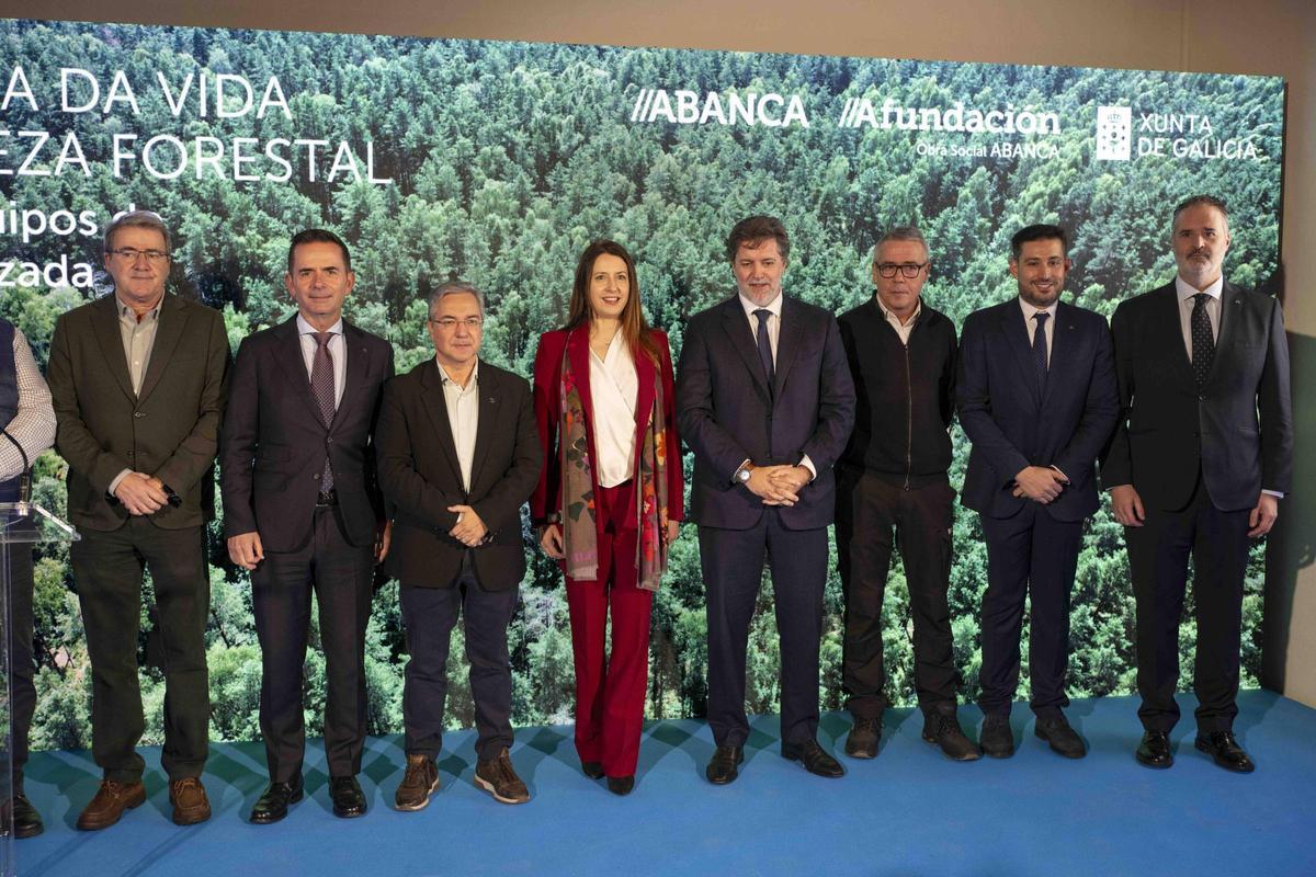 Directivos de Abanca, autoridades públicas y el responsable del CTG, este martes en Santo Estevo.