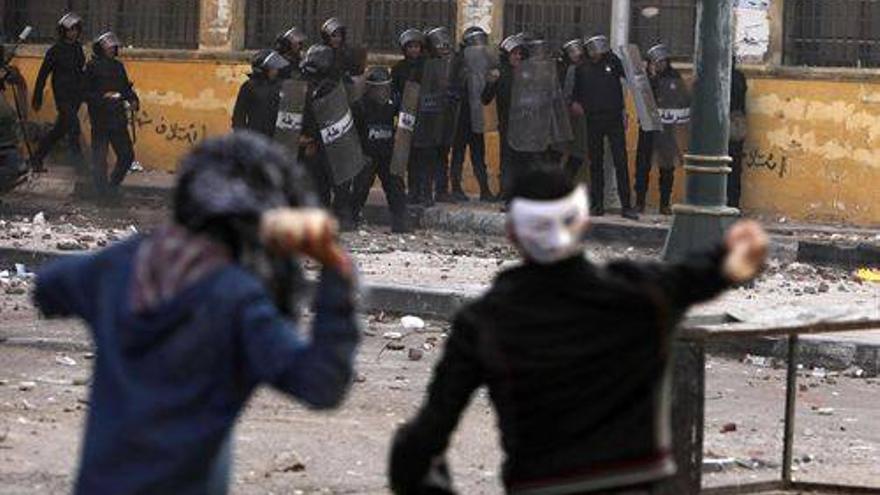 Los choques entre manifestantes y policías se reavivan en Egipto