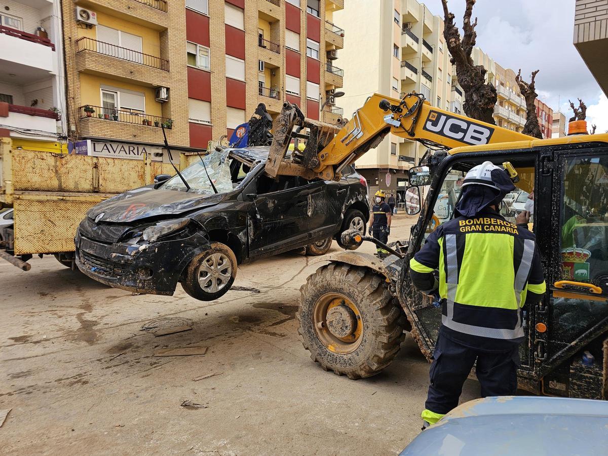 Efectivos canarios trabajan en Valencia sobre los efectos devastadores de la DANA