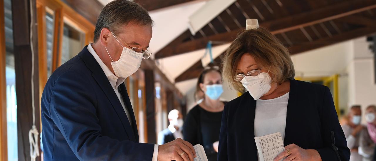 El candidato conservador a la Cancillería, Armin Laschet, ejerce su voto en Aquisgrán para las elecciones federales de Alemania