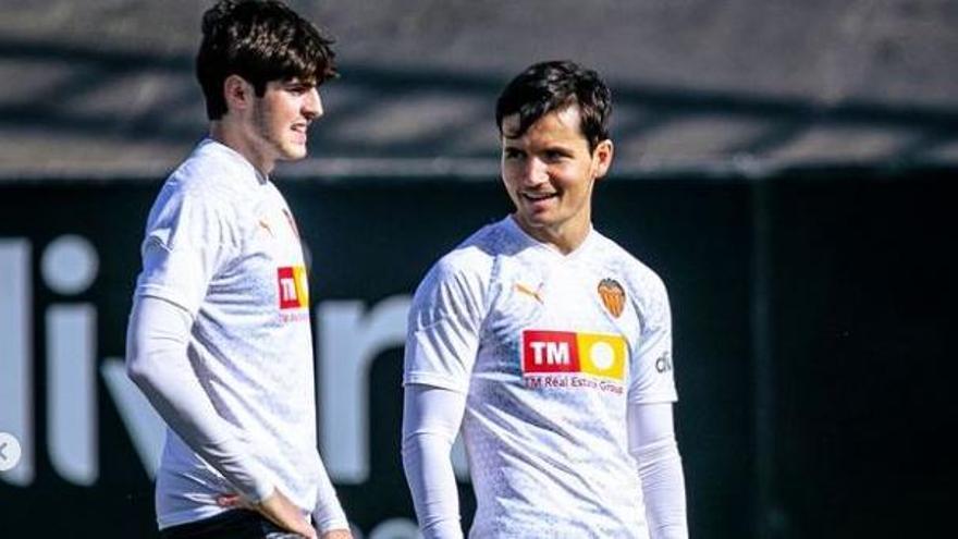 Hugo Guillamón y Javi Guerra, en un entrenamiento del Valencia CF