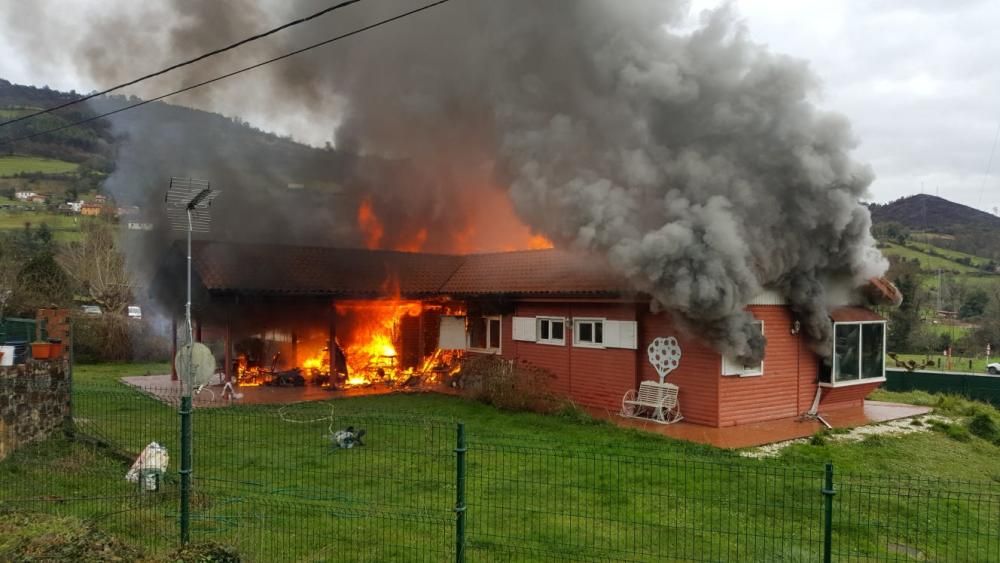 Incendio en una vivienda en Murias, Candamo