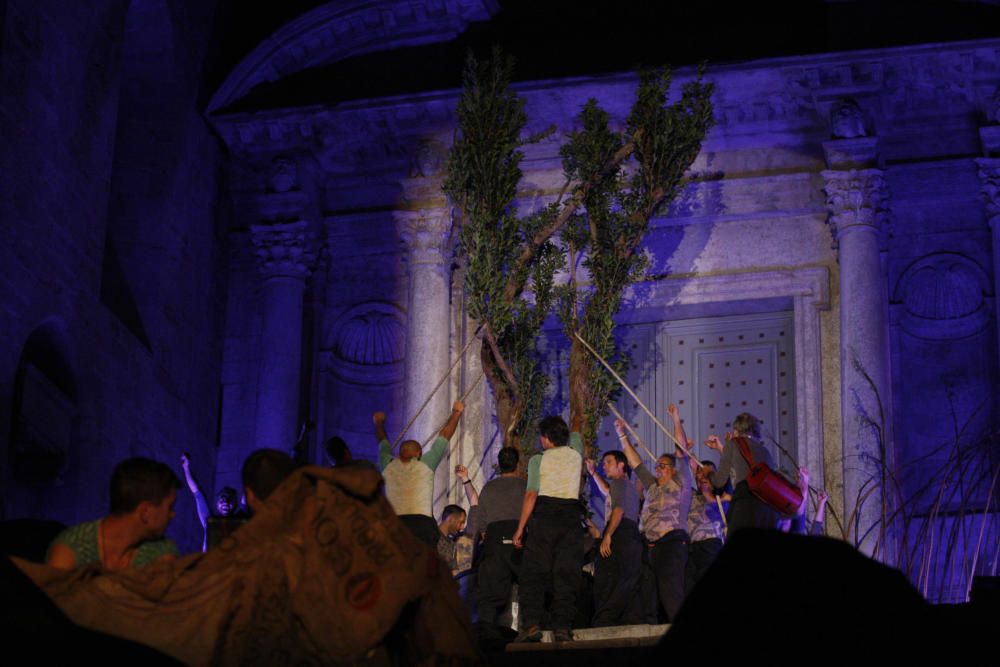 Comediants engalana l''escalinata de la basílica de Sant Feliu