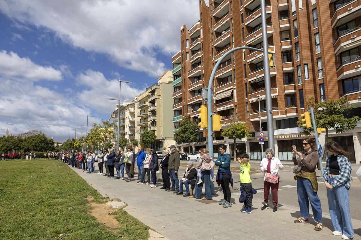 Más de 200 personas forman una cadena humana contra el macroproyecto de GESA al grito de “¡Parque sí, cemento no!” Más de 200 personas forman una cadena humana contra el macroproyecto de GESA al grito de “¡Parque sí, cemento no!”