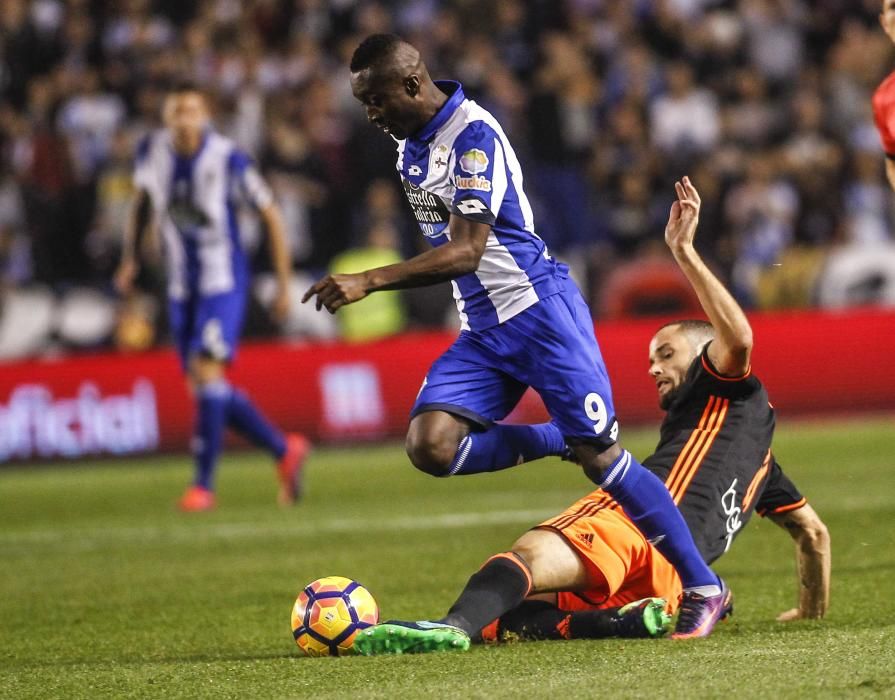 Un Çolak notable librea el ataque con un gran gol y un error suyo propicia el empate (1-1).