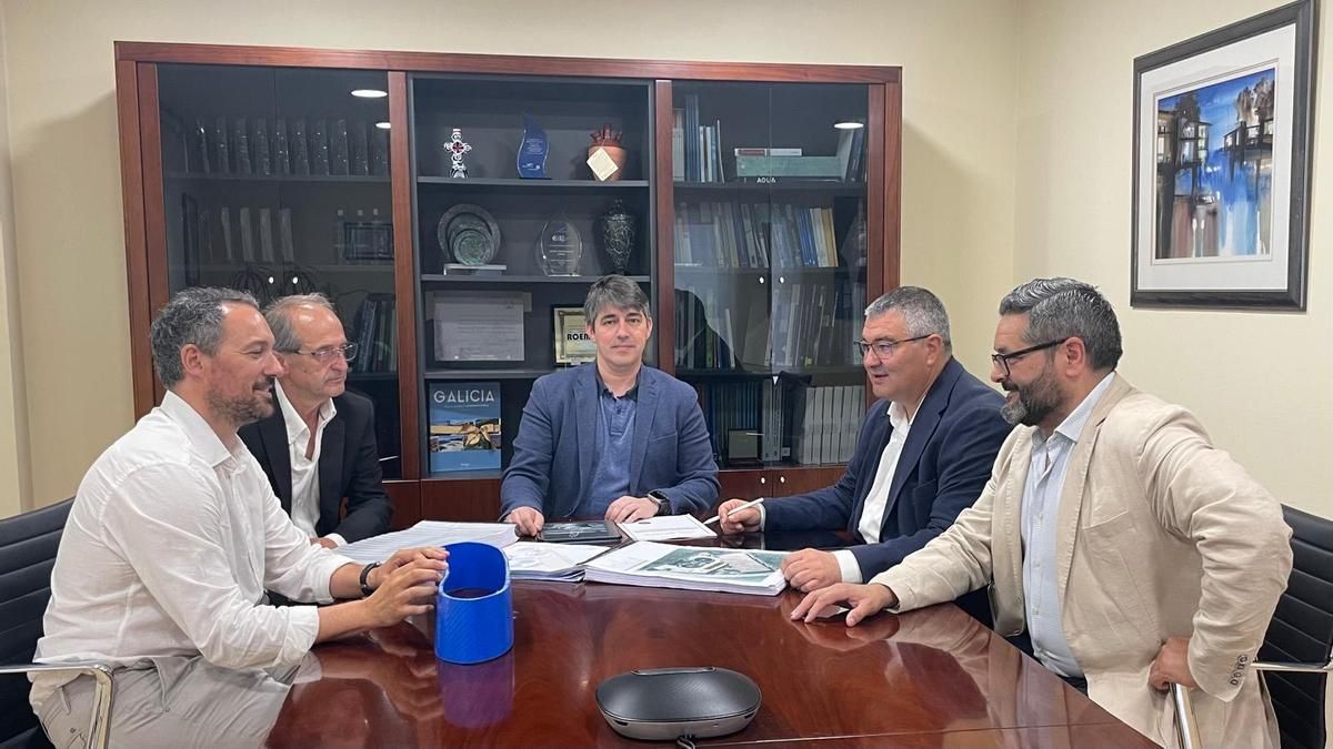 Autoridades autonómicas y comarcales durante la reunión.