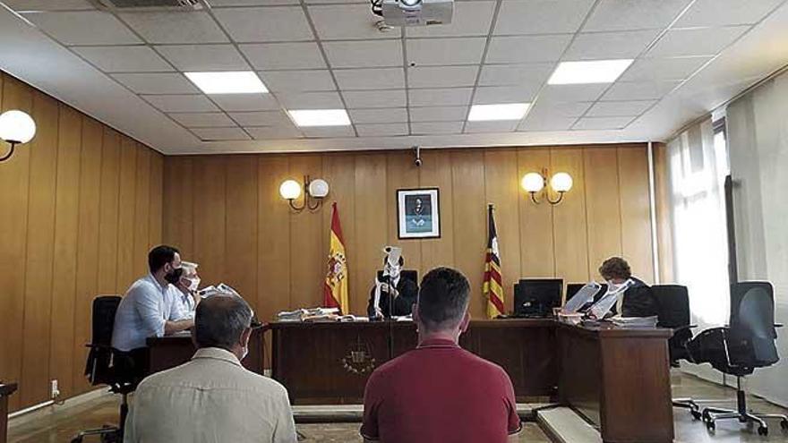 Los dos hombres condenados por el caso de corrupción en Alcúdia, ayer durante el juicio.