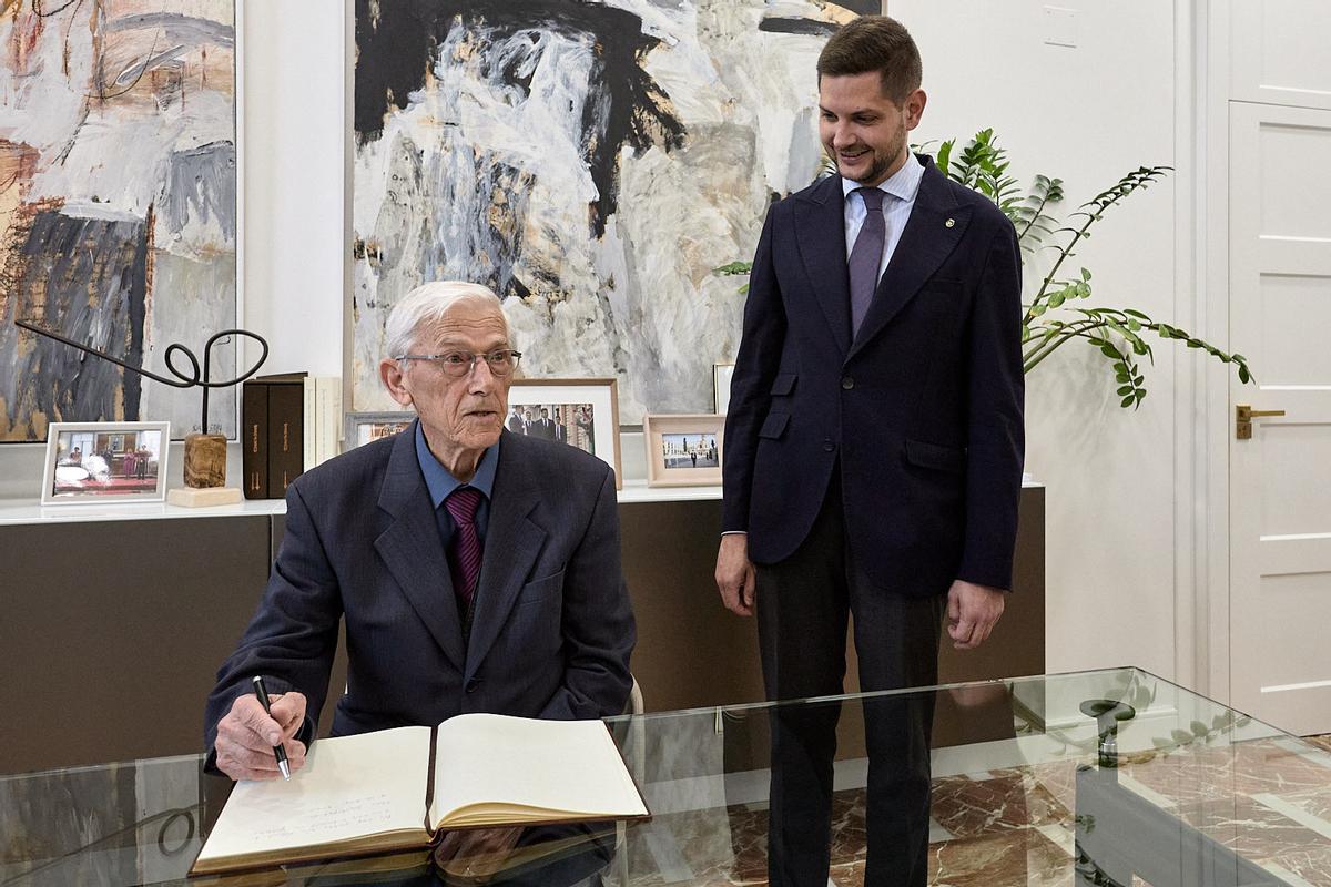 Kallifatides y Prieto, mientras el primero firmaba en el libro de honor del Ayuntamiento de Gandia.