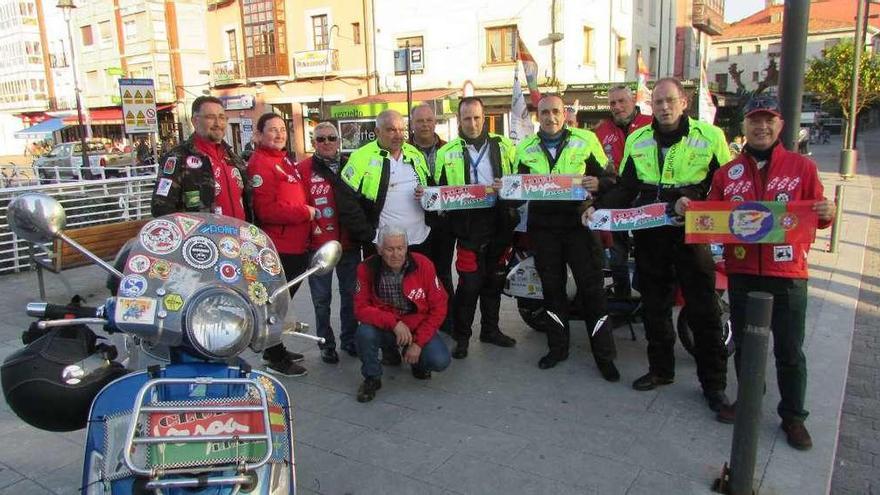 Los integrantes del Club Vespa Llanes posando con los miembros del Scooter Ibérica Tour, ayer.