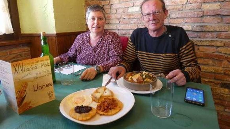 Aurora Jimeno y José Luis Bastardo, disfrutando de uno de los menús en la sidrería La Casona, ayer.